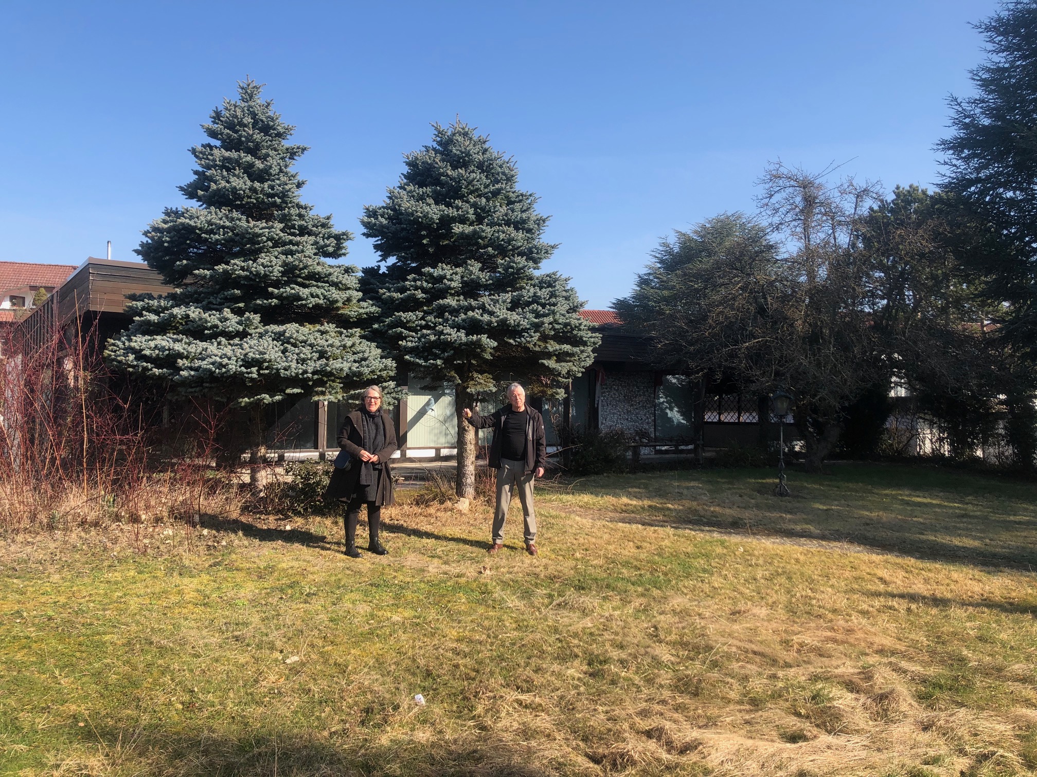 Schlüsselübergabe: Ina Schneider und Gunnar Laufer-Stark Ina Schneider und Gunnar Laufer-Stark auf dem Pfrondorfer Grundstück