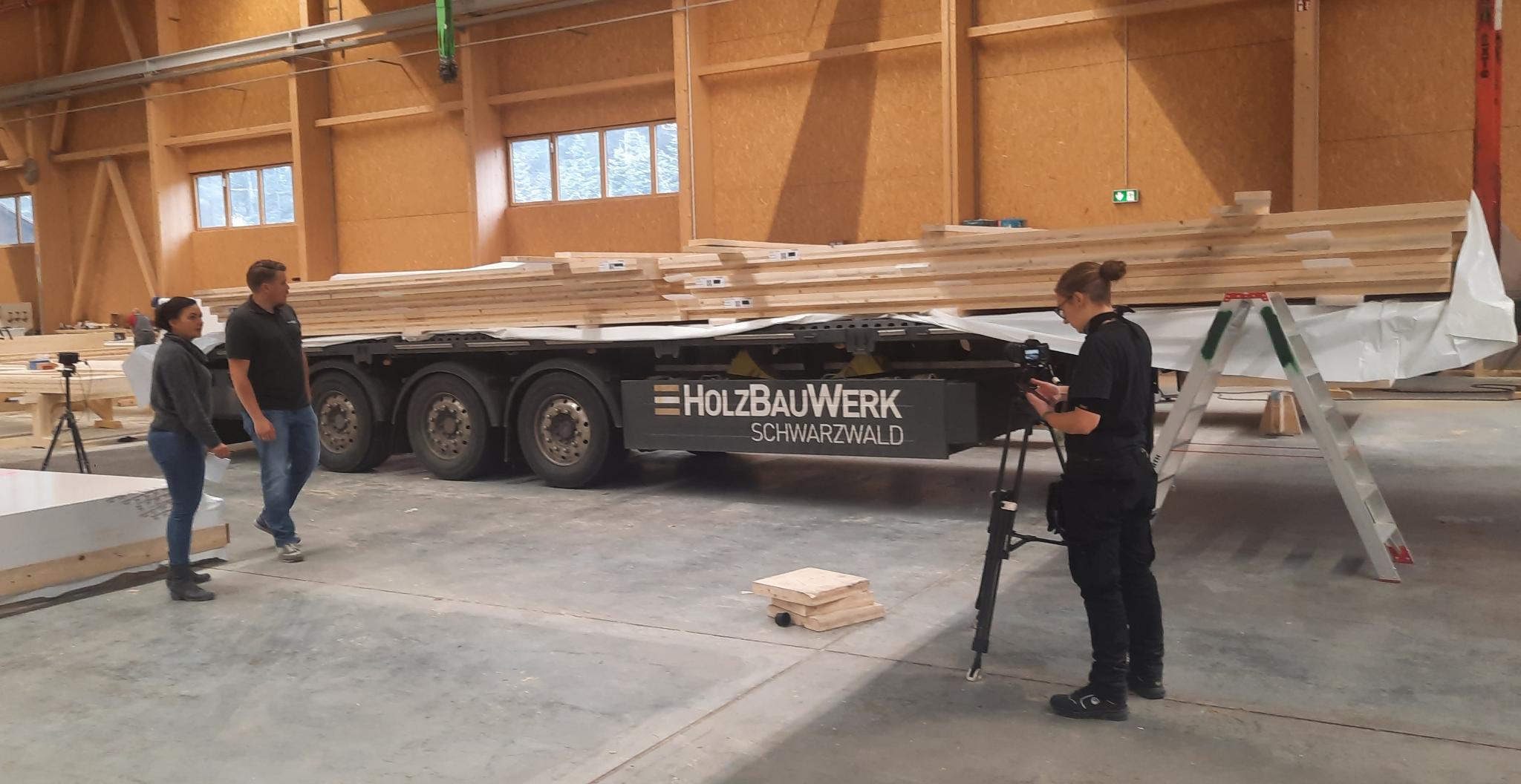 Laster mit unseren Holzbau-Elementen Laster-mit-Brettern-im-Saegewerk