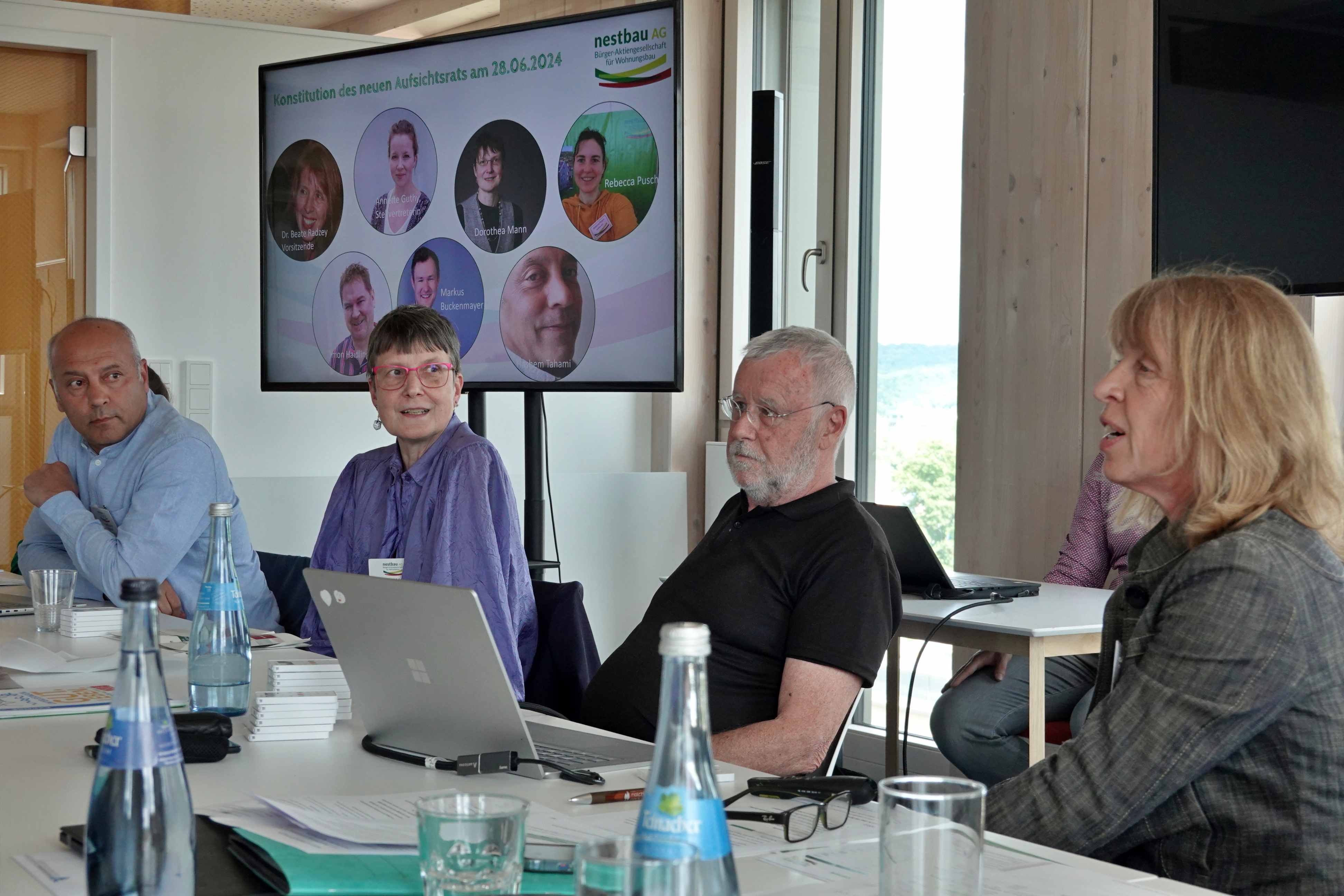 3 Aufsichtsratsmitglieder sowie 1 Vorstand