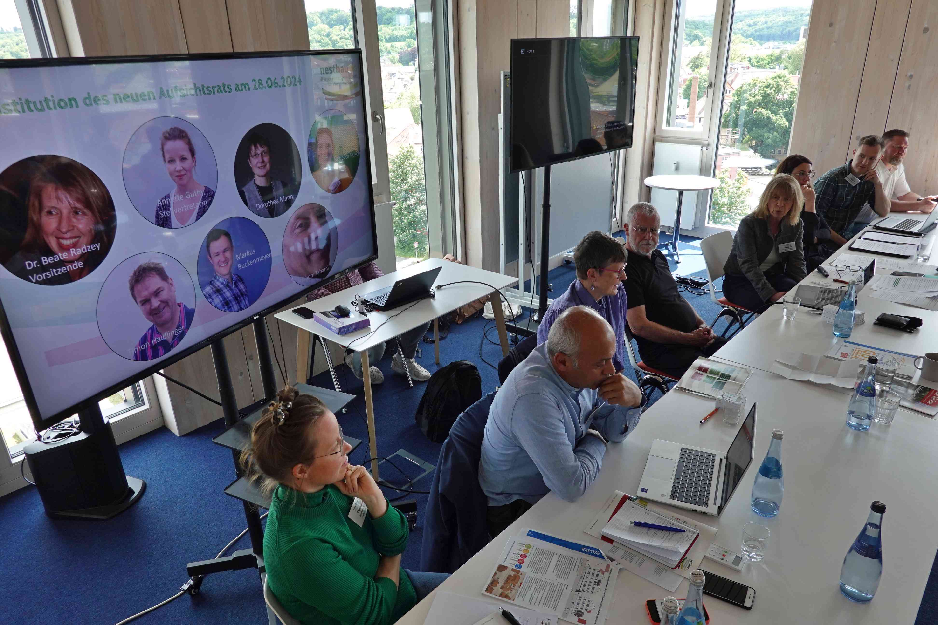 dicht besetztes Podium bei der HV 2025