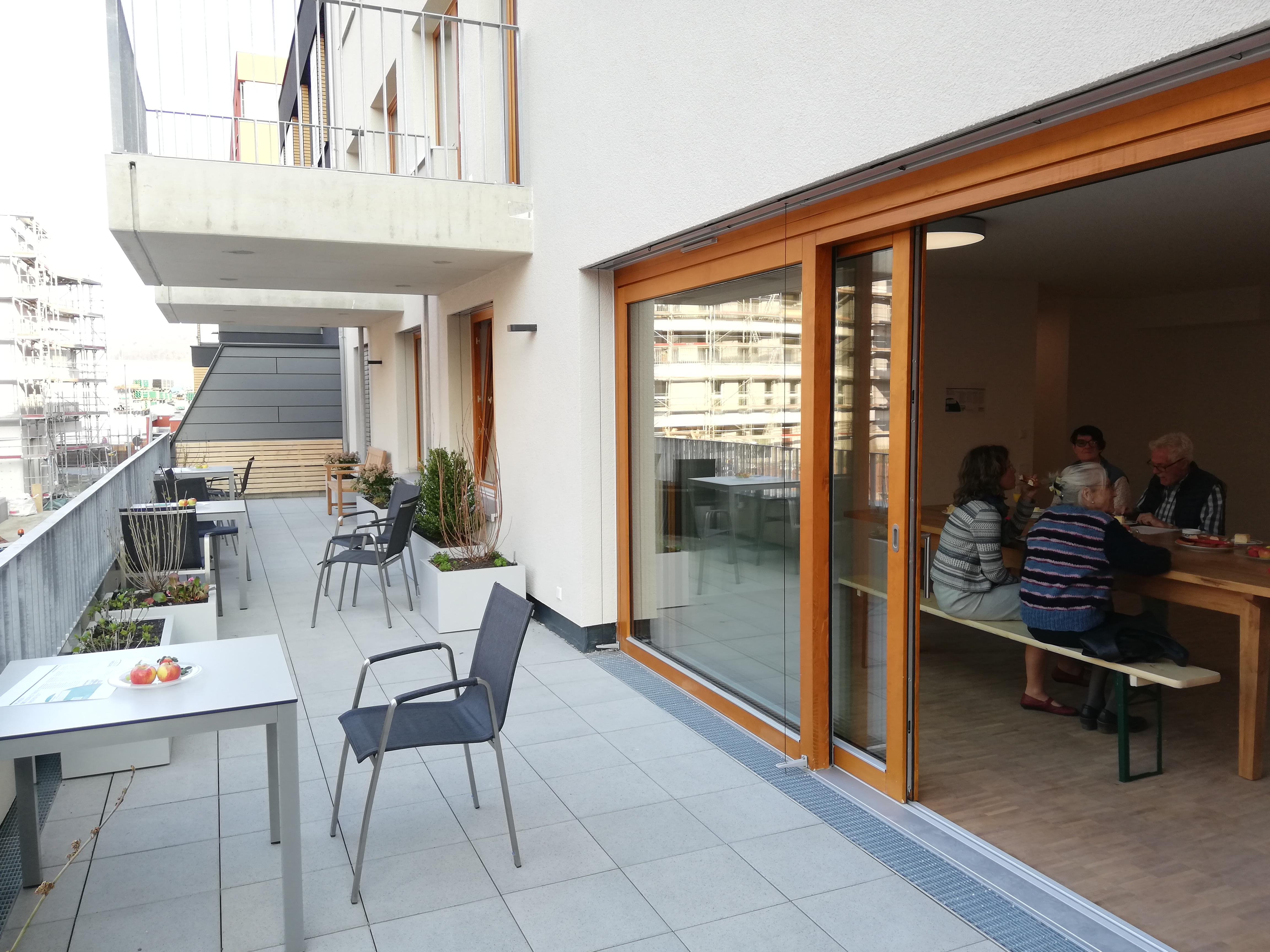 Blick auf Balkon und Wohnraum