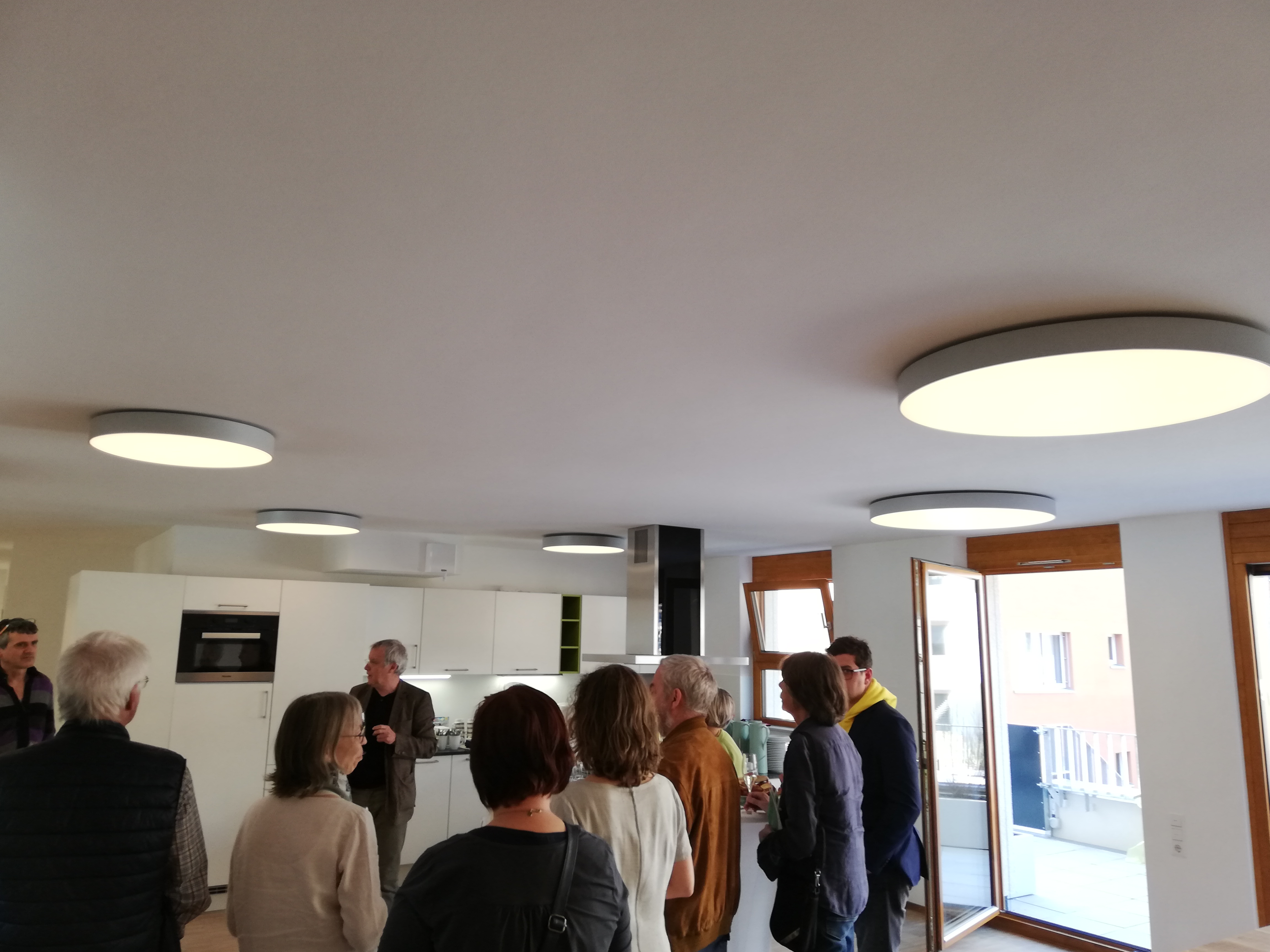 Besucher:innen bei der Küchenbesichtigung