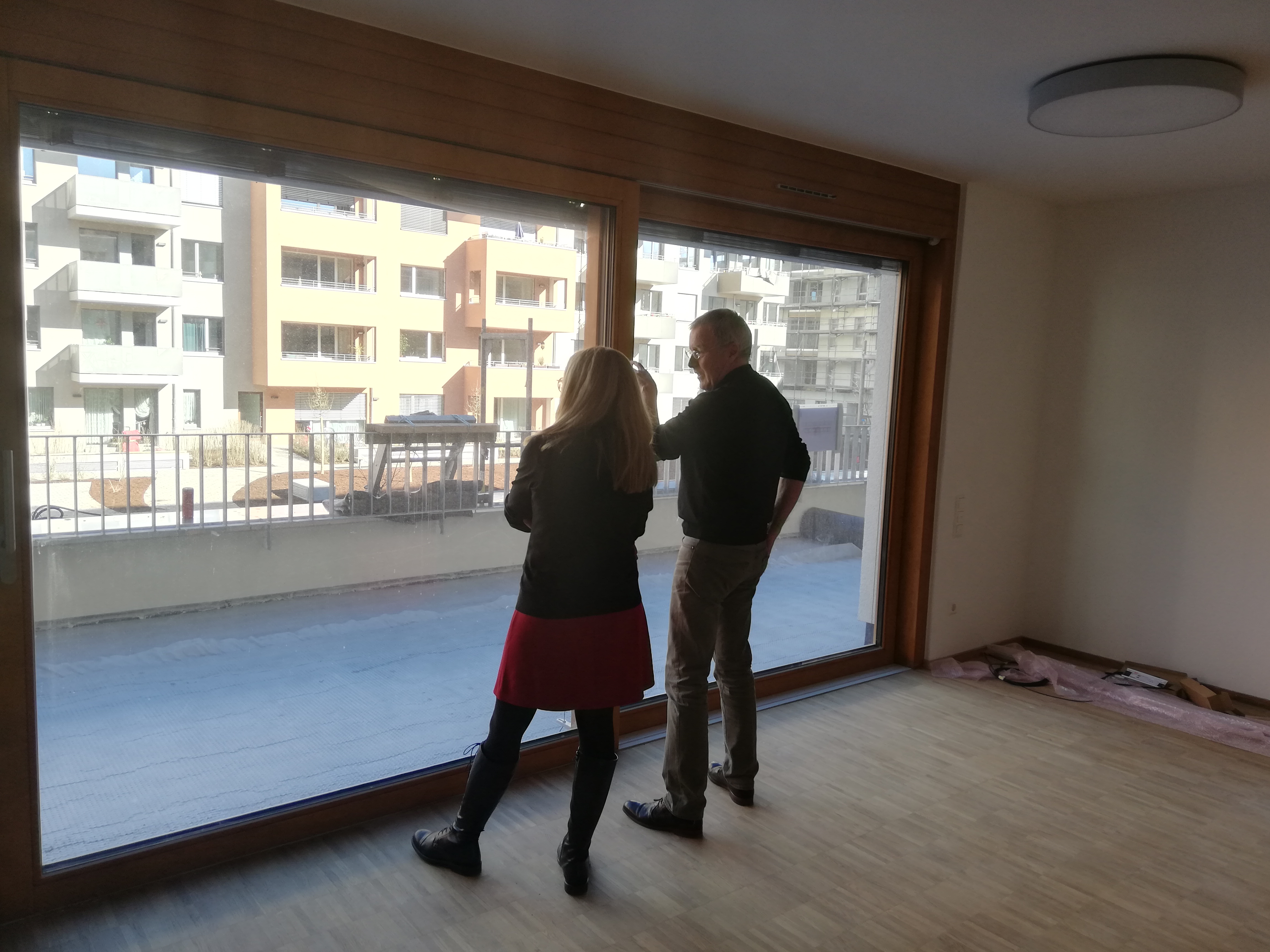 Gunnar Laufer-Stark und Dr. Daniela Harsch am Fenster zum Balkon