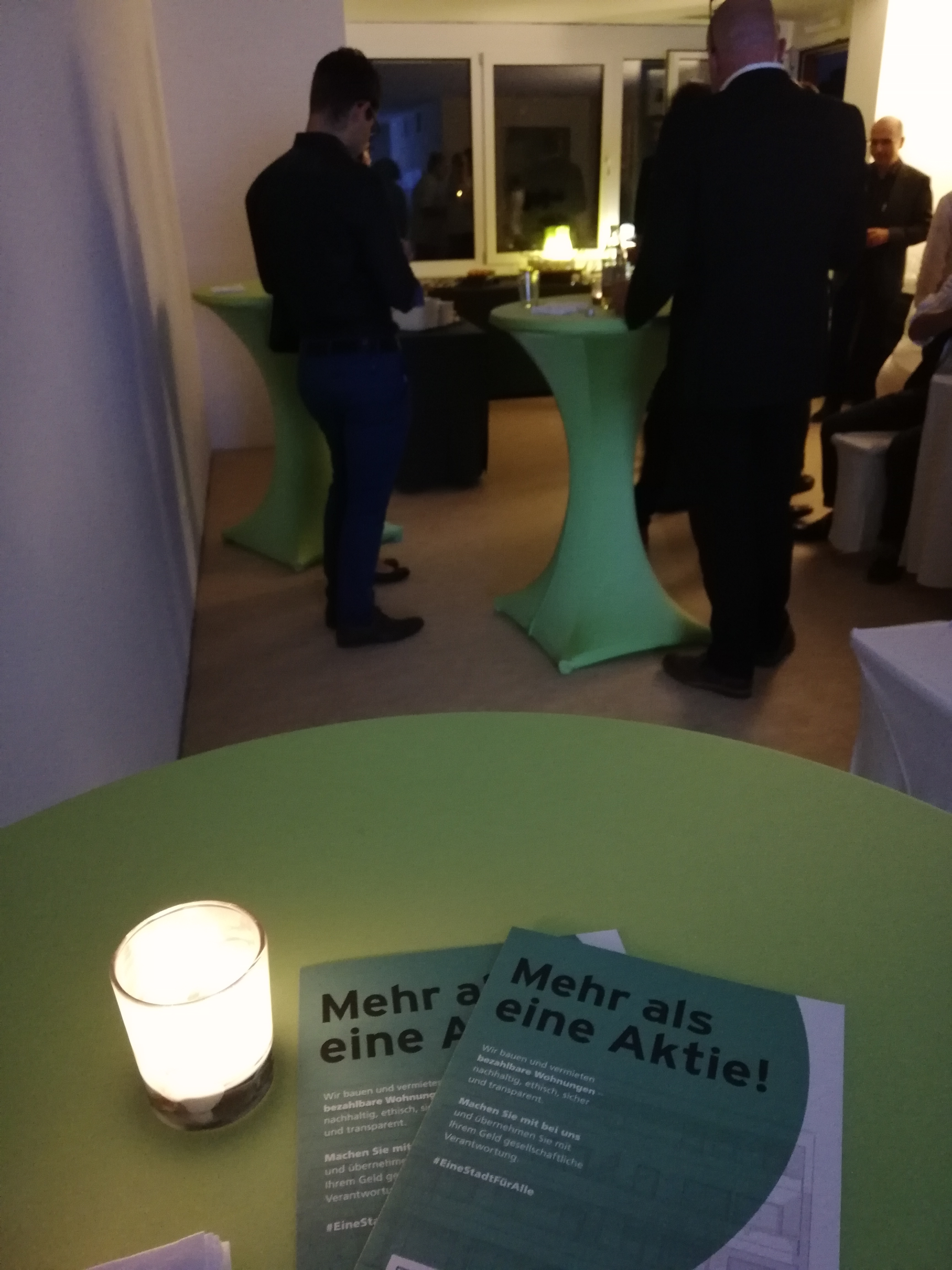 Veranstaltungsgäste an Stehtischen