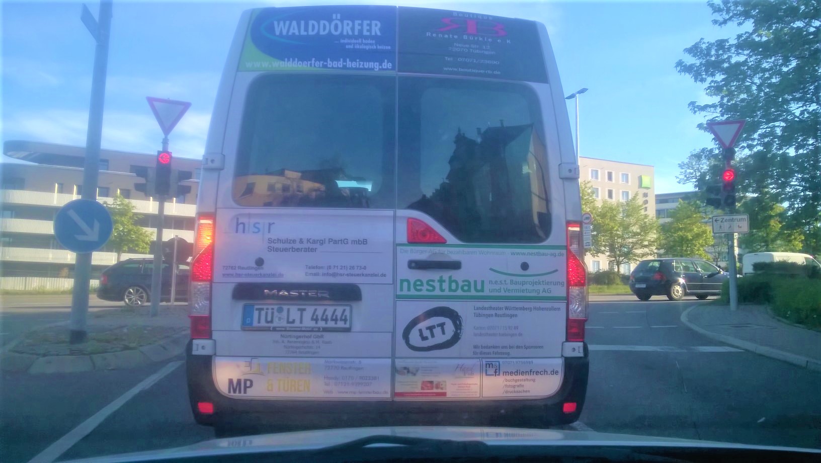 Das neue Fahrzeug von hinten, mit Sponsoren-Logos