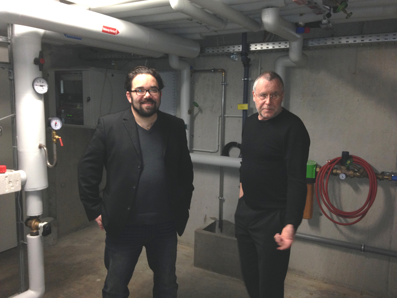 Chris Kühn und Gunnar Laufer-Stark im Keller des nestbau-Hauses