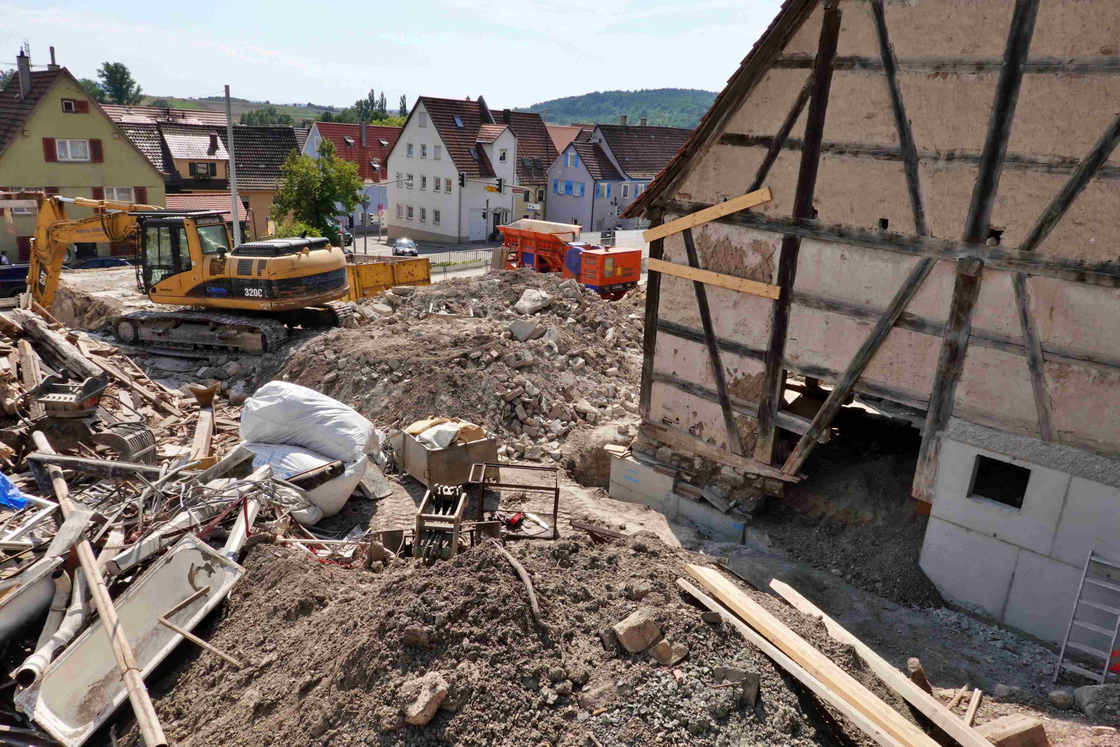 20250809_UGL_Baustelle-Abriss_Scheune-Fundament%20%2890%29_bearb-500kb