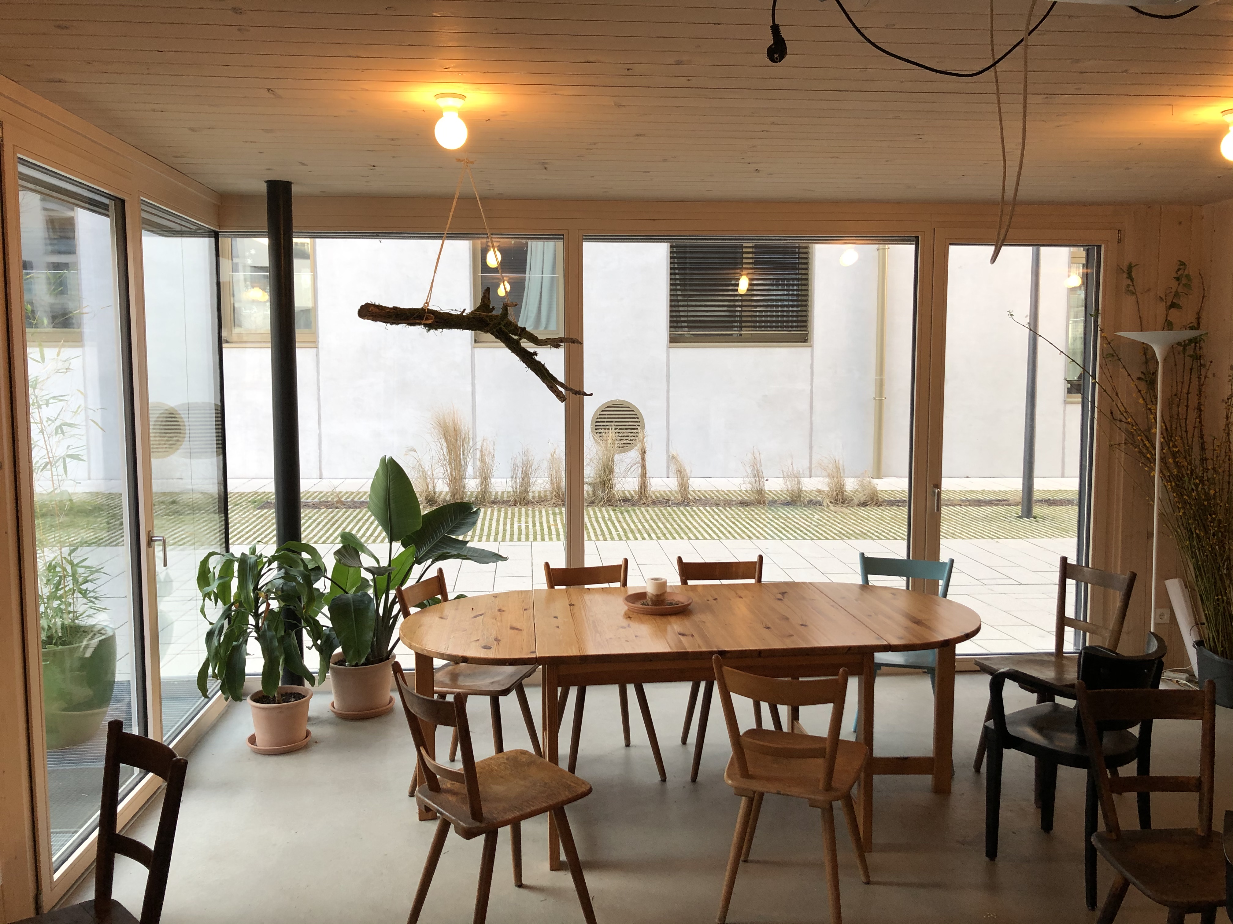 Gemeinschaftsraum mit Tisch Gemeinschaftsraum mit Tisch