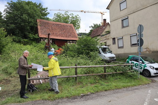 Baugrund-Untersuchung 2021 mit dem damaligen Ortsvorsteher Michael Rak und nestbau Gründer Gunnar Laufer-Stark. Hinten die 350 Jahre alte Scheuer, die das „Wohnzimmer“ Unterjesingens werden soll. 20210624-auf-der-Mauer-Baugrund-Untersuchung-2